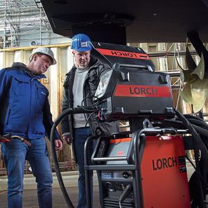 Bereiten eine neue Schweißeinheit (Micor Mig Pulse, Vorschubkoffer, Schlauchpaket) für den  Einsatz vor: Jeroen Anderson (l.) und Joachim Stuewe vom  Industrievertrieb Lorch Schweißtechnik. (Bild:  Lorch/Peters Werft)