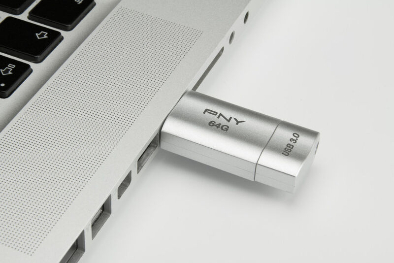 Der USB-3.0-Stick Wave mit Schiebemechanismus ist bis zu fünfmal schneller als USB-2.0-Modelle und sorgt mit Lesegeschwindigkeiten von bis zu 80 MB/s und Schreibgeschwindigkeiten von bis zu 20 MB/s für schnelle Datenübertragungen. (Bild: PNY)