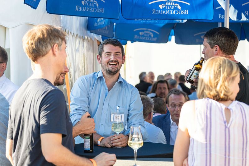 Steckverbinderkongress 2022: Das Get together am 4. Juli 2022 und die Abendveranstaltung am 5. Juli 2022 auf dem Vogel-Campus boten viele Gelegenheiten sich in entspannter Atmosphäre auszutauschen und zu netzwerken. Schon so manches Projekt nahm hier seinen Anfang. (Bild: Elektronikpraxis)