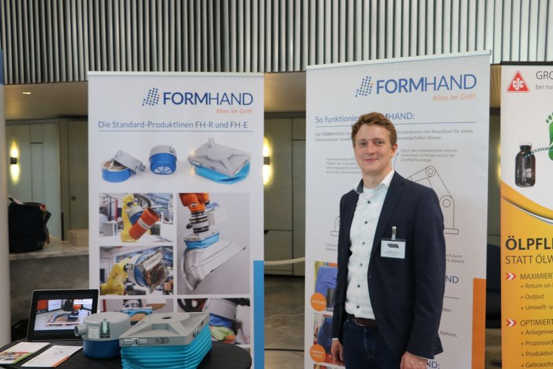Formhand am Stand im Expobereich. (Vogel Communications Group GmbH & Co. KG)