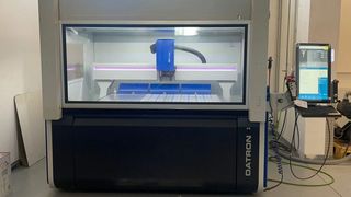 Es gibt wieder eine Surplex-Auktion. Diesmal kann man diverse CNC-Bearbeitungsmaschinen günstig erwerben. Mit dabei sind Vertikalbearbeitungszentren von Datron, wie diese Mlcube B. Auch Mess- und Fördersysteme kann man bis zum 6. Juli noch ersteigern. (Bild: Surplex)