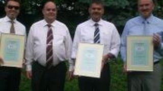 Gena-Geschäftsführer Gerd Naumann (2. v. l.) mit den Gewinnern des Umweltpreises 2010. (Archiv: Vogel Business Media)