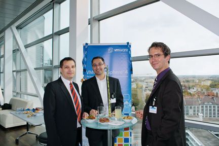 In der Mittagspause stärkten sich die Wissenshungrigen für die Übung am Whiteboard. (Archiv: Vogel Business Media)