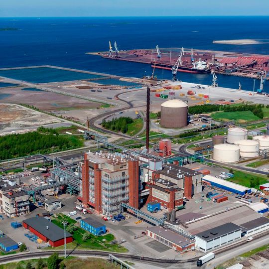 Der Industriepark in Kokkola (Finnland); im Vordergrund: die erweiterte Produktionsanlage von Cabb.(Bild:  Cabb)