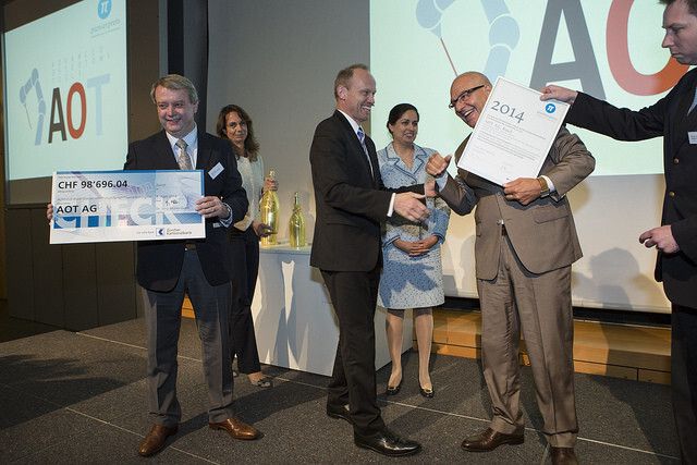 Gratulation für die Gewinner von Dr. Jörg Müller-Ganz. (Bild: technopark zürich)