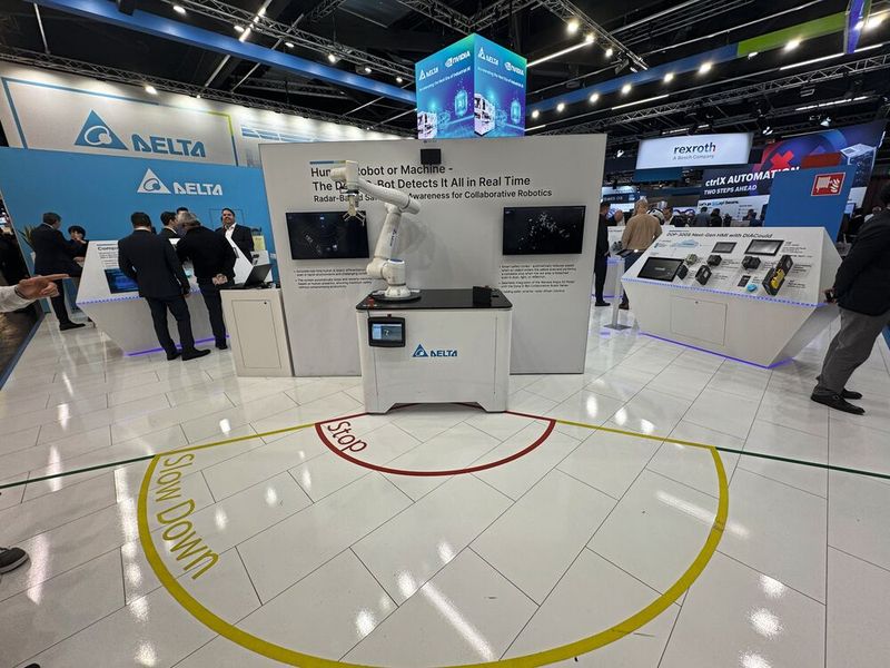 D-Bot-Cobot und Waveye-Radar teilen sich den Arbeitsraum mit Werkerinnen und Werkern, ohne starre Schutzzäune und mit angepasster Geschwindigkeit. (Bild: mc/VCG)