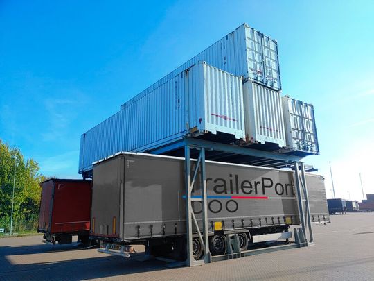 Variante 2 des <h>„Stack-X“</h> ermöglicht die <b>gemischte Stapelung</b> als Block aus Trailern und Containern (leer und voll). Es kann unter dem Kran oder auf Nebenflächen gestapelt werden. Variante 2 des <h>„Stack-X“</h> ermöglicht die <b>gemischte Stapelung</b> als Block aus Trailern und Containern (leer und voll). Es kann unter dem Kran oder auf Nebenflächen gestapelt werden.