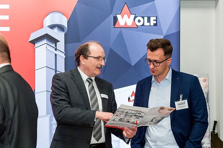 Wolf Lackieranlagen konnte leider keine echte Kabine in Würzburg zeigen – also musste der Katalog her. (Stefan Bausewein)