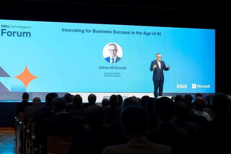 Adrian McDonald (Dell) beleuchtet in seiner Keynote das Thema GenAI. (Bild: Dell Technologies / Fotos: Christine Bareiss)