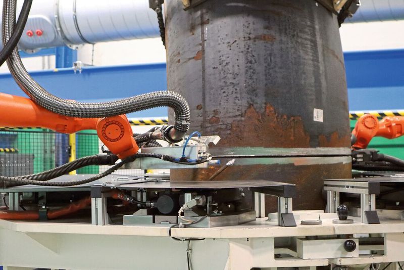 Die beiden Schweißroboter vermessen vor dem Schweißvorgang per Laserscanner die Schweißnaht. (Bild: Isoplus)