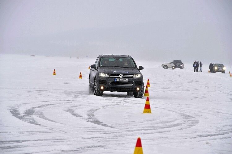 Eine der Aufgaben für die Teilnehmer war ein Beschleunigungsvergleich zwischen Sommer- und Wintereifen. (Foto: Michelin)