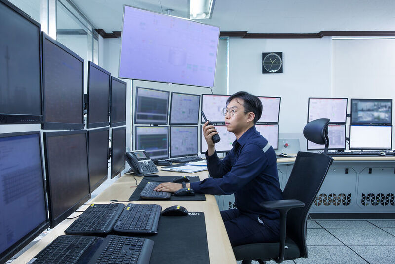 An operator monitors production in the control room.  (Wacker)