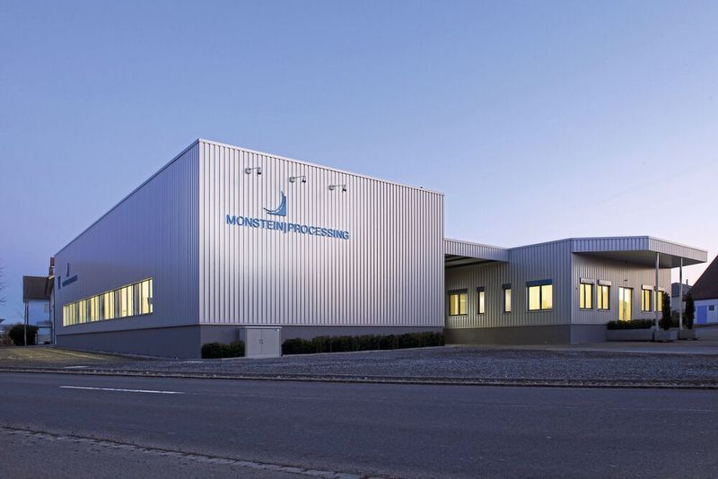 Das moderne Gebäude der Monstein Processing AG ist voll klimatisiert und perfekt auf die extrem präzisen Schleifprozesse zugeschnitten. (Kurt Zuberbühler)