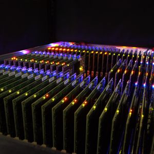 Das mit Flash-Modulen vollbestückte Innenleben der Violin-Systeme. Mit 1-MByte VIMMs  lässt sich das Array auf 60 TByte skalieren.