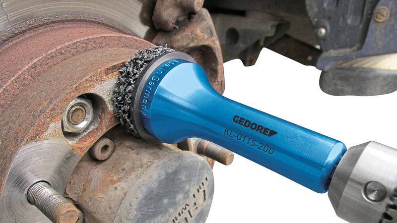  Korrosion an der Radnabe führt zu ungleichmäßigem Sitz und kann die Laufruhe beeinträchtigen. Mit dem Gedore Radnabenschleifer KL-0115-200 kann der Mechaniker direkt über die Radbolzen auf die Nabe aufsetzen und Korrosionsrückstände entfernen. Die patentierte Achtkant-Schnellwechselaufnahme soll eine exakte Zentrierung gewährleisten. Für die Reinigung von Radnabe und Felgenflansch bietet Gedore mit dem KL-0115-100 ein Kombi-Werkzeug inklusive Radnaben- und Felgenflanschscheibe an. (Bild:  Gedore)