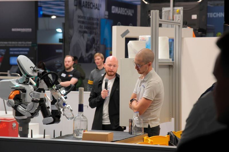 ...Der Schwerpunkt liegt diesmal auf der Teleoperation, d. h. auf der Nutzung von Systemen, die eine Fernsteuerung ermöglichen und eine neue Ära einläuten, in der Maschinen mühelos Aufgaben ausführen und so den Menschen bei seinen alltäglichen Aufgaben unterstützen. (Bild: Ernhofer / PROCESS)