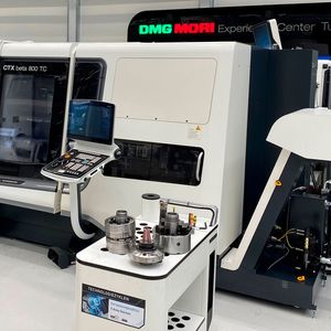 Umbau der CTX beta 800 TC auf die automatisierte Fertigung mit einem Stangenlader.