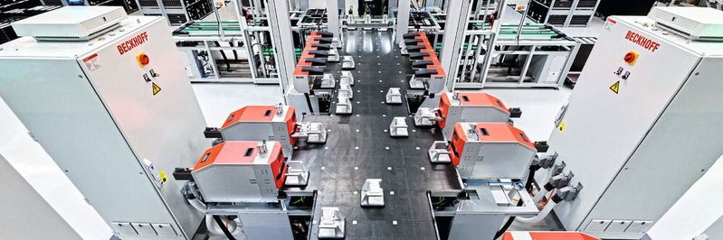 Das Planarmotorantriebssystem XPlanar von Beckhoff ermöglicht einen Produkttransport mit echten 6D-Mover-Bewegungen, wie hier in der Beckhoff Klemmenfertigung.(Bild:  Beckhoff)