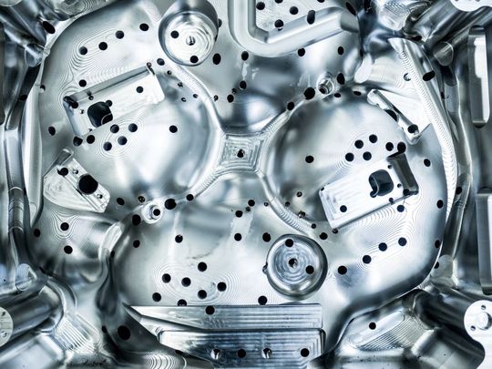 Produktion eines komplexen Bauteils. Die Simulation findet vor der Bearbeitung im NC-Simulator statt.(Bild:  Hetec GmbH)