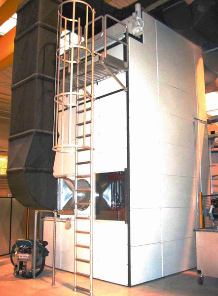 Aufzugsystem kühlt effektiv	 Bei einem Automobilzulieferer wird ein Schwab-Paternostersystem zum Kühlen von circa 400 °C warmen Achsträgern und -schenkeln aus Aludruckguss eingesetzt. (Bild: Schwab)