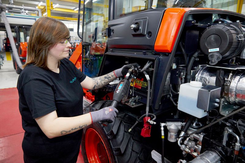 Auch die Masseverschraubung am Motorhauptausschalter, mit der die Batterie abgeklemmt werden kann, wird mit einem Drehmomentschlüssel des Typs Q-Shield vorgenommen. Hier ist die Schraube mit 8,8 bis 11,8 Newtonmeter anzuziehen. Die Mitarbeiterin erhält ihr Feedback - ob die Verschraubung in Ordnung war oder nicht durch die Vibration des Werkzeugs, auf dessen Display sowie zusätzlich auf dem Bildschirm über ihrem Arbeitsplatz. (Bild: Desoutter / R. J. Vogel)