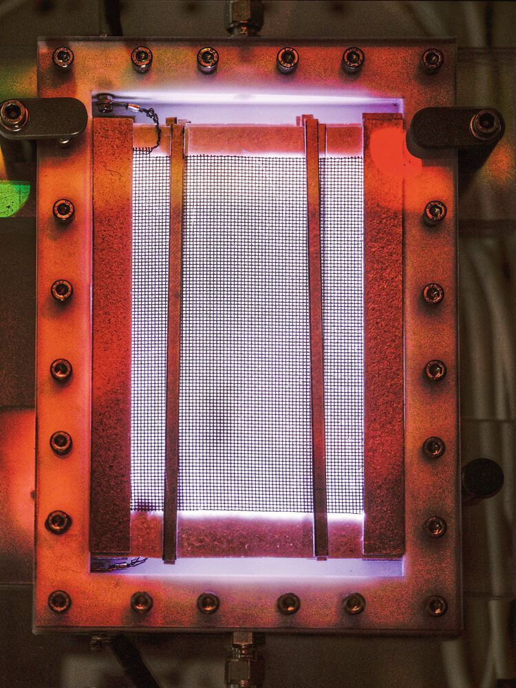 Gezähmtes Plasma: Wenn der Reaktor zündet, breitet sich auf seiner Oberfläche ein sanftes Leuchten aus. Er arbeitet bei einer Temperatur von gerade einmal 30 Grad.