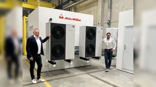 Andreas Müller, Geschäftsführer der Alois-Müller-Gruppe (links), und Markus Schramm, Geschäftsführer der Alois Müller GmbH, vor der neuen Energy Unit von Vaillant und Alois Müller. (Bild: Alois Müller GmbH)