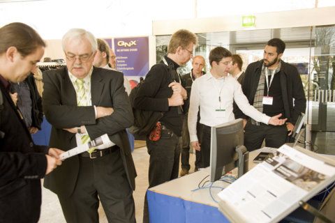 Rege genutzt wurde in den großzügigen Pausen die Ausstellung... (Archiv: Vogel Business Media)
