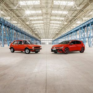 GTI-Originale – Der Volkswagen Golf GTI ging 1976 in Serie trifft 2026 auf den aktuellen Golf GTI Edition 50.(Bild:  VW)