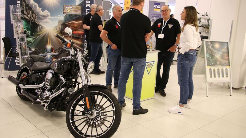 Mit einem außergewöhnlichen Motorrad machte der Sponsor des Branchentreff, die CARLOFON GmbH auf sich aufmerksam. (Bild: Klasing)