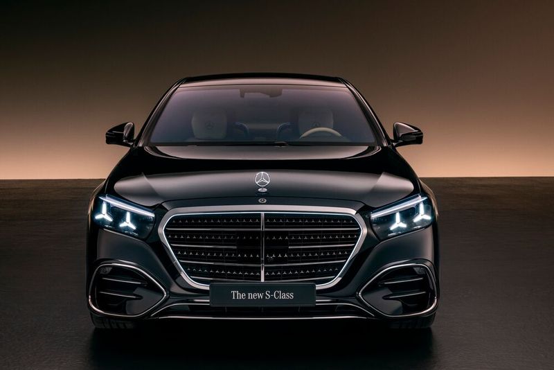 Der Stern auf der Haube leuchtet mal ganz oder nur seine Umrandung, mal ständig oder nur im Stand, je nach lokaler Gesetzgebung. (Bild: Mercedes-Benz)