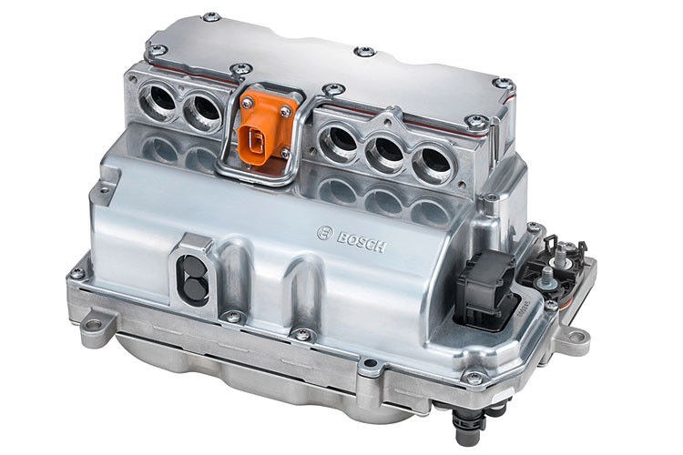 Die kompakte Leistungselektronik von Bosch steuert in Hybrid- und Elektrofahrzeugen die Energieströme mit Spannungen von 150 Volt bis 480 Volt. Sie gibt es in quaderförmiger Bauweise (Foto) als auch in einer besonders flachen Version. (Foto: Bosch)