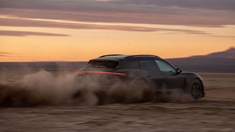 Auch staubige Pisten musste der Cross Turismo absolvieren. (Bild: Porsche)