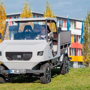 Mit dem Projekt „aCar“ der Technischen Universität München (TUM) soll Elektromobilität auch für die ländliche Bevölkerung in armen Regionen mit schlechter Infrastruktur nutzbar werden.(Bild:  Andreas Heddergott / TU Muenchen)