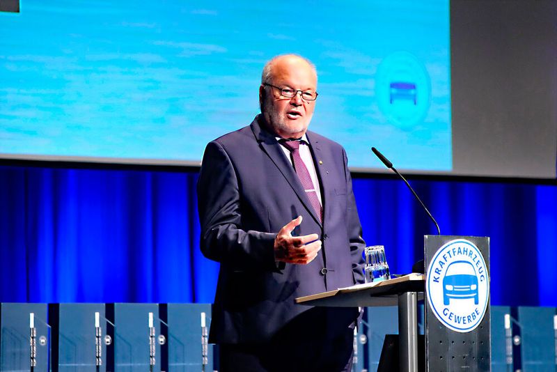 Albert Vetterl, Präsident des Kfz-Gewerbes Bayern, sprach zur Innungsversammlung in Niederbayern.(Bild:  Zietz/»kfz-betrieb«)