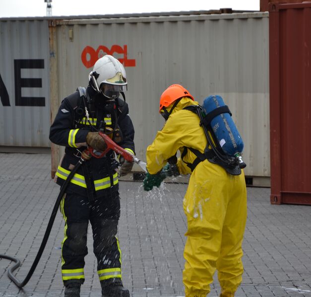 Vorbildliche Zusammenarbeit! Staatliche und private Feuerwehreinsatzkräfte bekämpfen die Unglücksursache gemeinsam. (PROCESS)