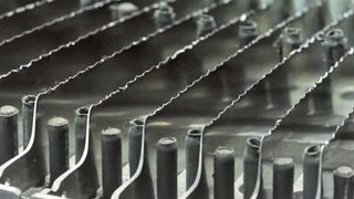 Beim Unternehmen Liow-Shye Enterprise Co. in Taiwan werden Stahlklingen für Küchenmesser mithilfe von Kuka-Robotern geschliffen, poliert und graviert. (Bild: Kuka)