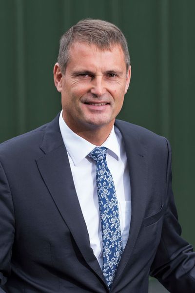 Phil Popham wird vom 1. Oktober 2018 an bei der Group Lotus als Senior Vice President die Commercial Operations für die Group Lotus verantworten und für Lotus Sport Cars die Rolle des CEO übernehmen. Popham berichtet direkt an Feng Qingfeng, den CEO der Group Lotus.  Die Verpflichtung von Popham ist die jüngste Veränderung im Top-Management beim Sportwagenhersteller Lotus. Das Unternehmen wurde nach der Übernahme durch den chinesischen Automobilhersteller Geely für die nächste Stufe des Wachstums komplett umstrukturiert. Ziel ist die Ausweitung des Geschäfts auch auf neue Märkte.  (Lotus)