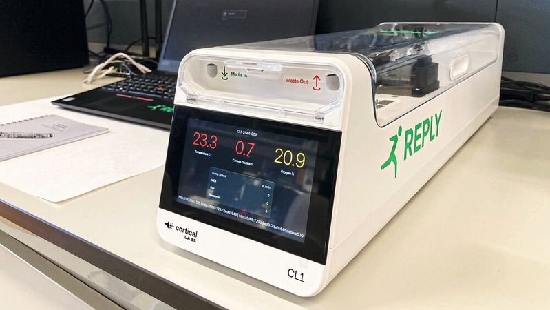 Die CL1-Plattform von Cortical Labs ist in der Lage, komplexe Aufgaben innerhalb weniger Minuten zu erlernen.(Bild:  Reply)