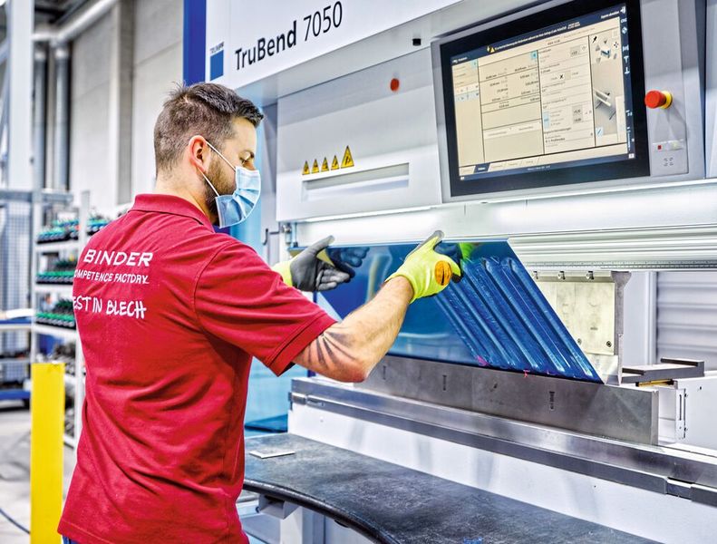 Ein Mitarbeiter von Binder biegt ein Teil für einen Ultratiefkühlschrank. Wegen Corona stellt Binder derzeit vier- bis fünfmal so viele Ultratiefkühlschränke her wie normalerweise. (Bild: Trumpf/Dirk Kittelberger)