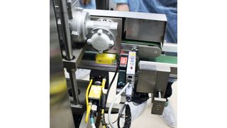 Optische Prüfung des Aufdrucks mit der Seriennummer (Bruno Lukas, Press’n’Relations )