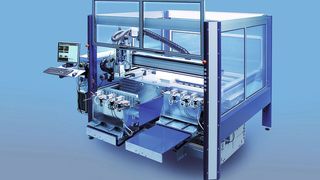 Zwei Wechseltische vorne, 
eine steife Portalbrücke und die 
Möglichkeit, von zwei Seiten zu bedienen, 
zeichnen die CNC-Fräsmaschine aus.  (Bild: Knickmeier)