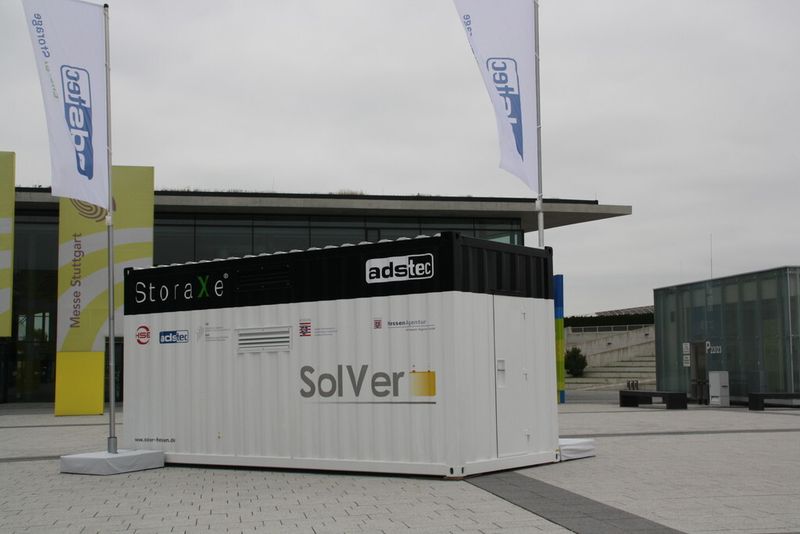 Ads Tec, Hersteller und Lieferant Hochleistungsbatteriesysteme, zeigt auf der World of Energy Solutions Produkte für die Zwischenspeicherung von erneuerbaren Energien. (Bild: Zwettler, konstruktionspraxis)