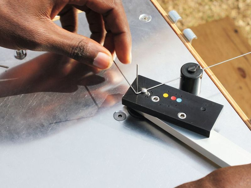 Die Ein-Dollar-Brille wird auf einer einfachen Biegemaschine von den Menschen vor Ort hergestellt. Elektrischer Strom ist dafür nicht notwendig. (Bild: Ein-Dollar-Brille e.V.)