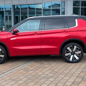 2. Die Abmessungen: Der Mitsubishi Outlander ist gut 4,7 Meter lang, knapp 1,9 Meter breit und gut 1,7 Meter hoch. Durch das kraftvolle Seitendesign wirkt das Modell länger. (Bild:  Mauritz – VCG)