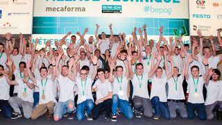 Tous les apprentis partiticipants au Championnat de l'industrie posent pour la postérité sur le stand « Village Technique » de mecaforma à Beaulieu Lausanne. (GIM-CH)