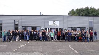 90 Lehrer aus Berufsschulen und überbetrieblichen Ausbildungsstätten nahmen an der Fortbildung im Fahrzentrum Nord bei Itzehoe teil. (Bild: Zietz – »kfz-betrieb«)