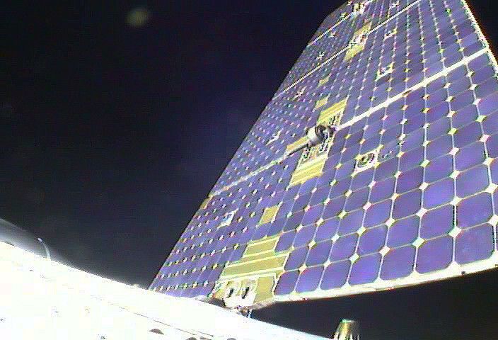 Blick von der Dragon-Raumkapsel kurz, nachdem sie in die Erdumlaufbahn eingetreten ist. Das Bild zeigt eins der zwei Solarpanels, welche für die Stromversorgung von Dragon sorgen. (Bild: SpaceX)