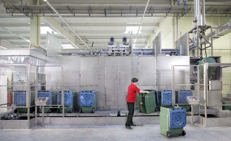 Nicht nur die Tücher werden gewaschen. In einer Containerwaschanlage säubert MEWA auch dieContainer von Verschmutzungen. (Bild: Mewa)