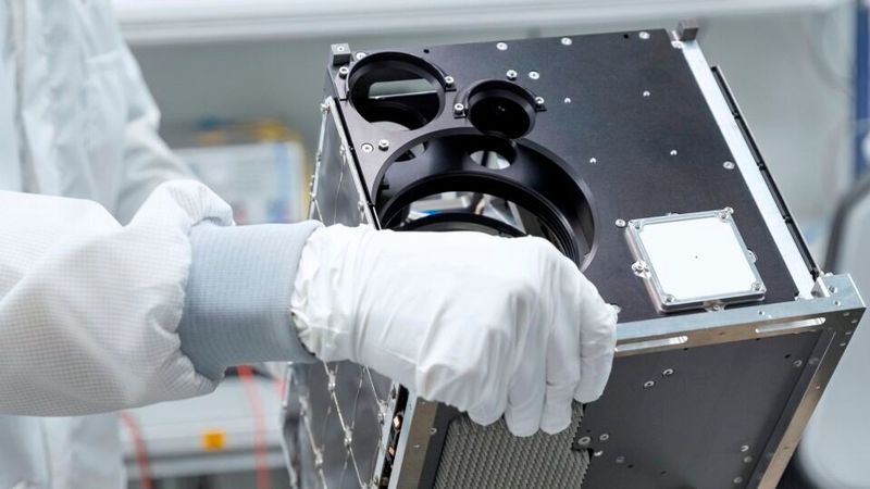 Small satellites will be produced in large quantities in the future. Automotive supplier Brose is therefore entering this business field.(Image: Fraunhofer EMI)